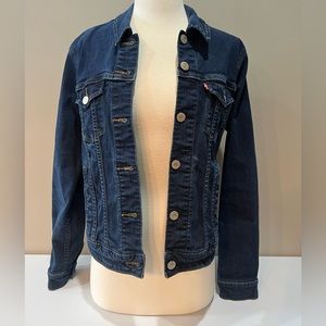Levi’s Women’s Jean jacket dark wash Size Large